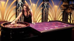 7777MMK တိုက်ရိုက် ကာစီနို HD Dealer Room ဖြင့် Baccarat ကစားနေသောမြင်ကွင်း